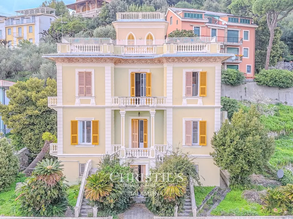 Elegante Villa zur Renovierung mit Meerblick in Zoagli