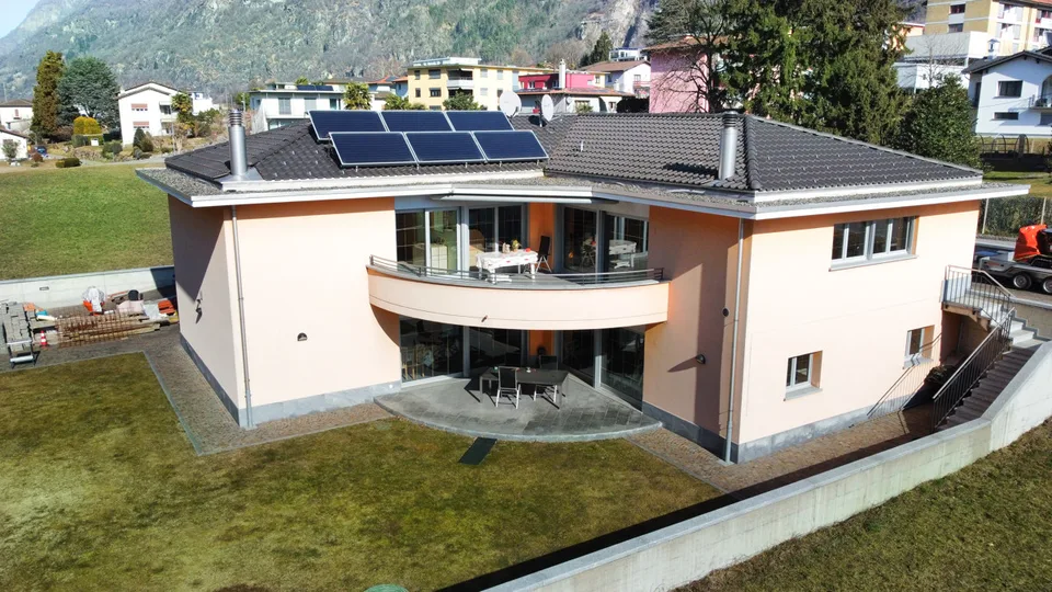 Il tuo paradiso privato: villa di lusso con piscina interna e giardino da sogno