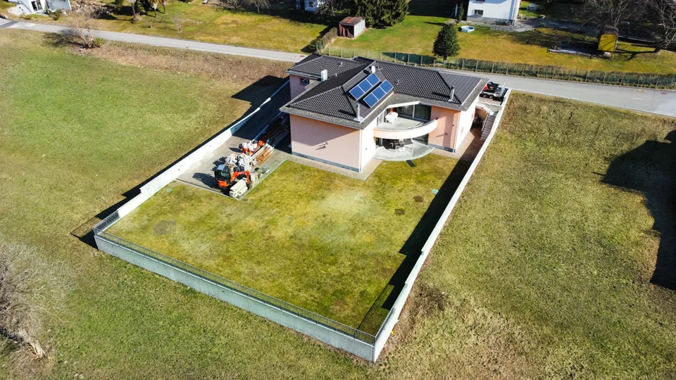 Il tuo paradiso privato: villa di lusso con piscina interna e giardino da sogno