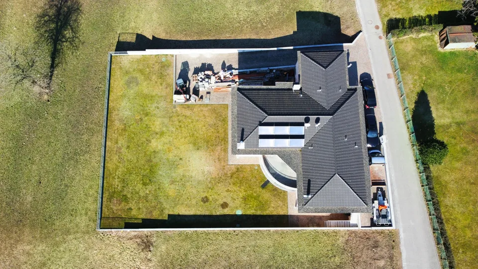 Il tuo paradiso privato: villa di lusso con piscina interna e giardino da sogno