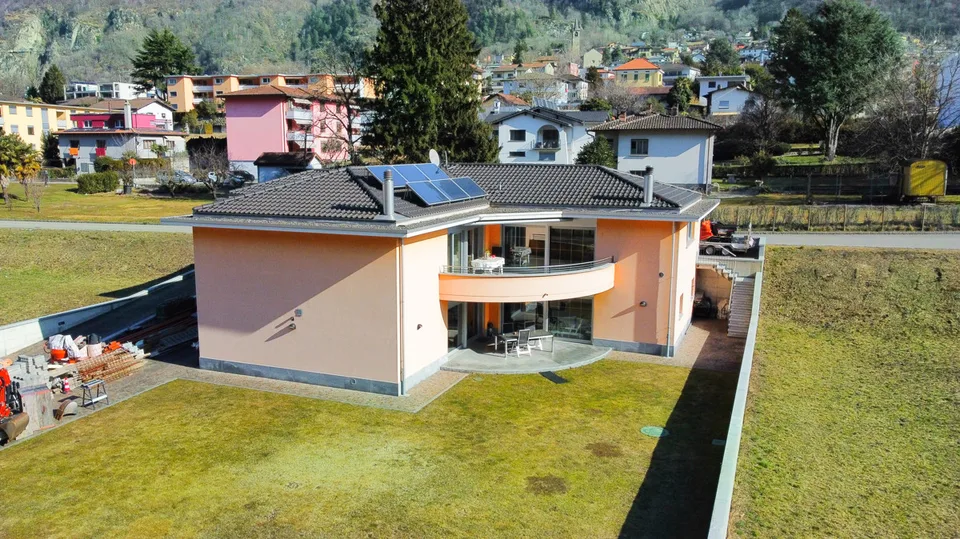 Il tuo paradiso privato: villa di lusso con piscina interna e giardino da sogno