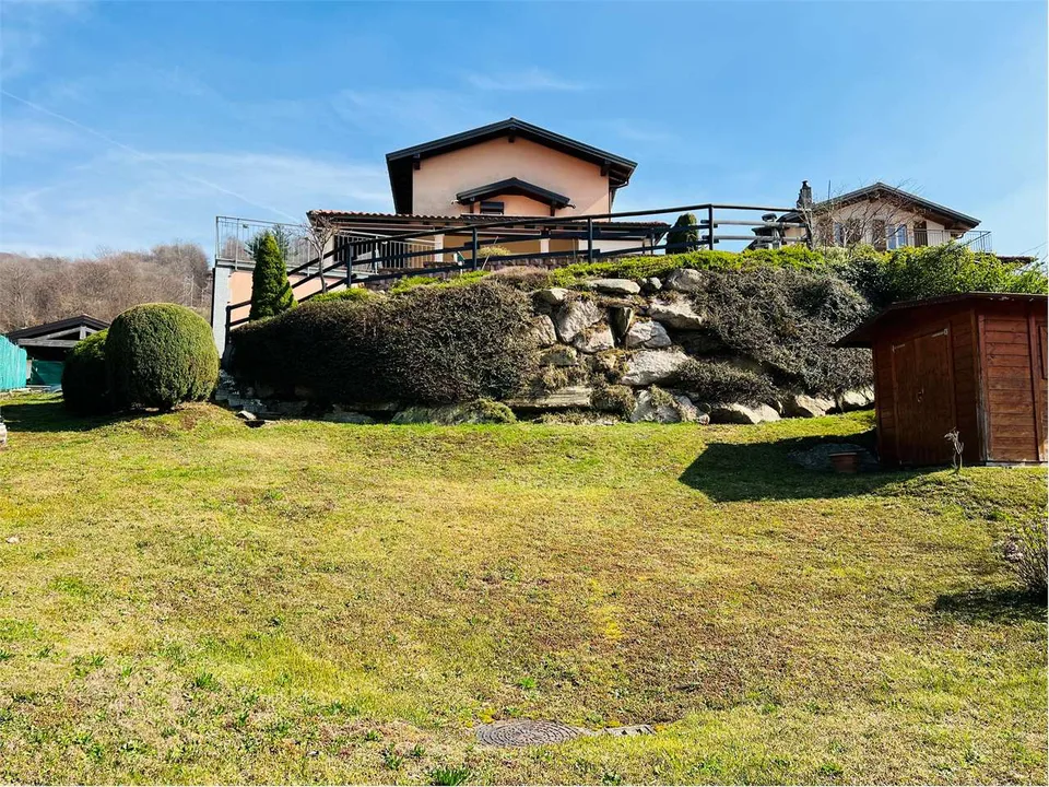 Villa zur Verkauf in Marchirolo