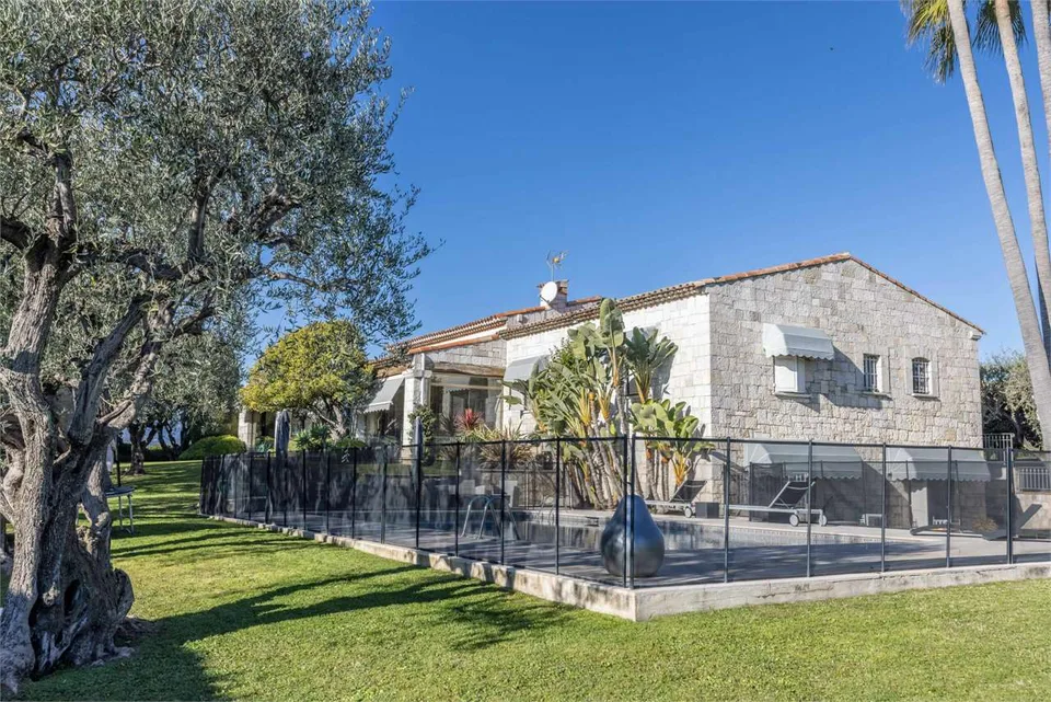 Prestigiosa Villa aus Sichtbeton - Wohnviertel in Fabr
