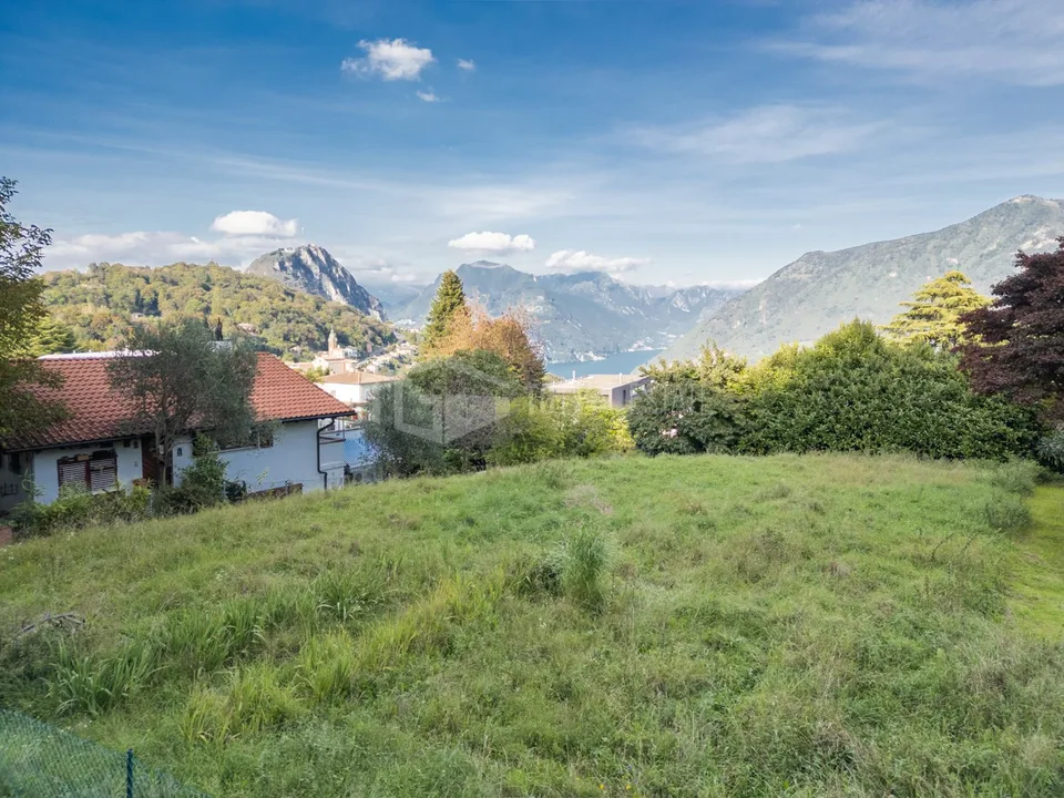 TERRENO EDIFICABILE PIANEGGIANTE CON VISTA LAGO PARZIALE.