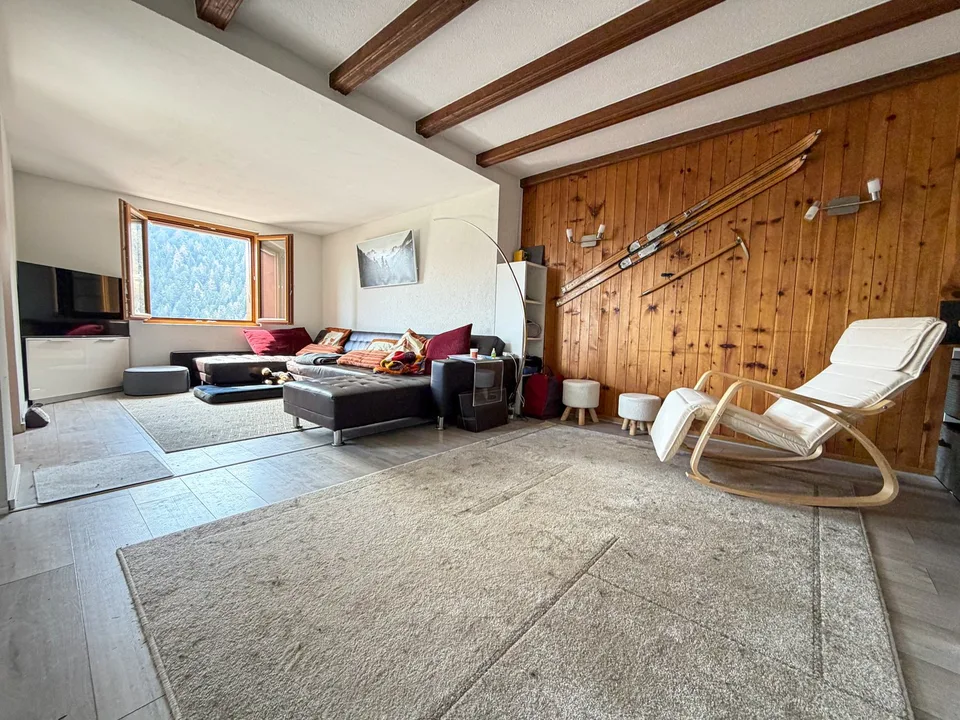 Chalet orientato a sud-ovest ai margini della foresta a Ovronnaz/Valais