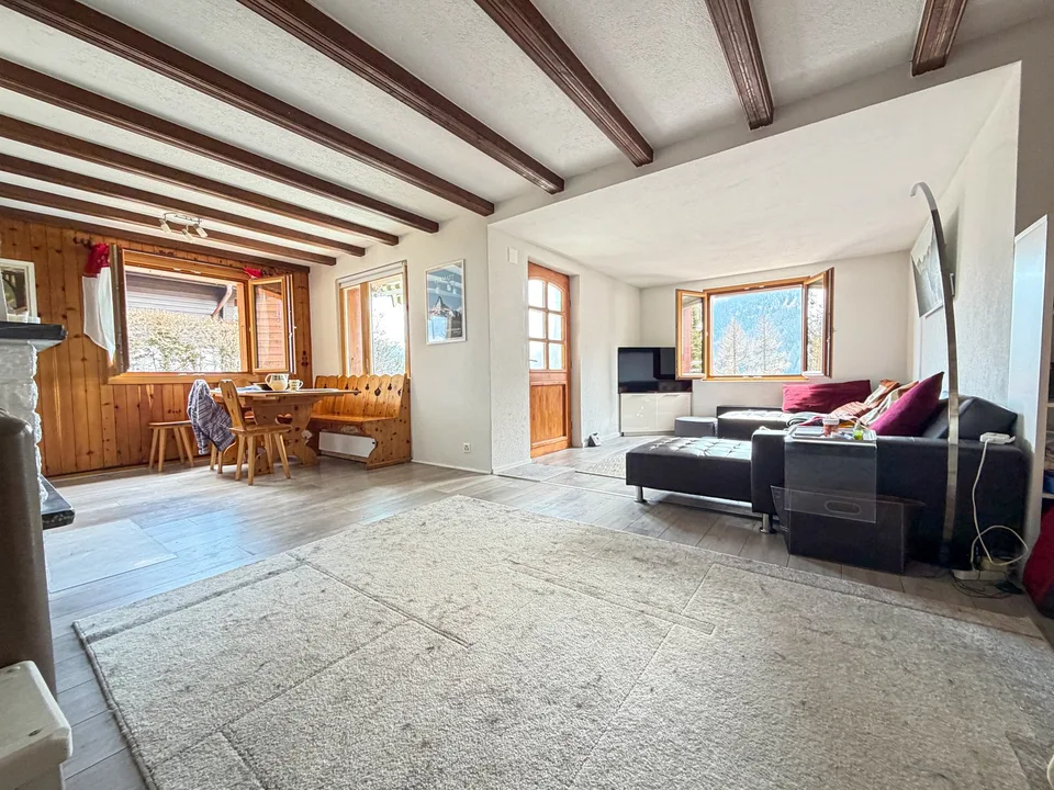 Chalet orientato a sud-ovest ai margini della foresta a Ovronnaz/Valais