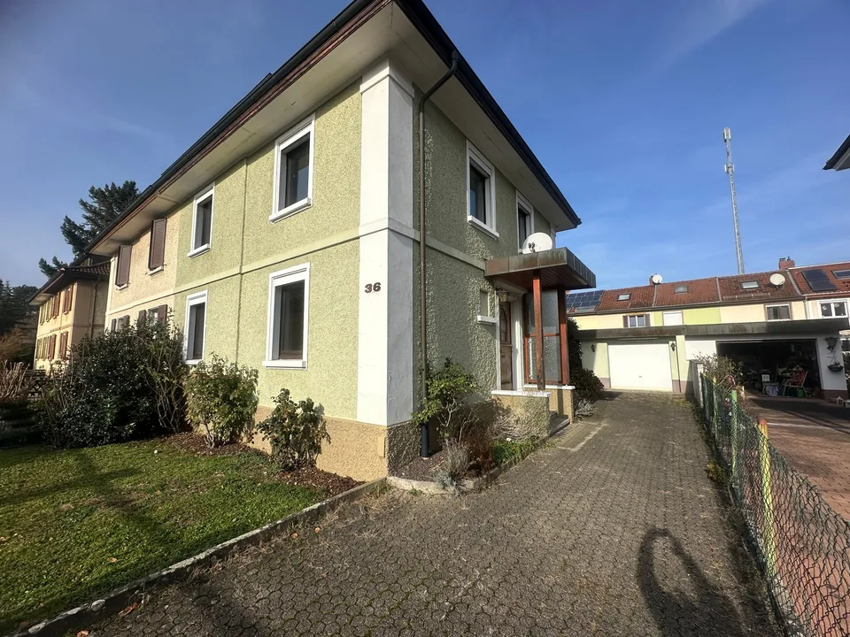 Casa unifamiliare di 5 locali, situata in centro, con giardino paradisiaco e garage a Rheinfelden