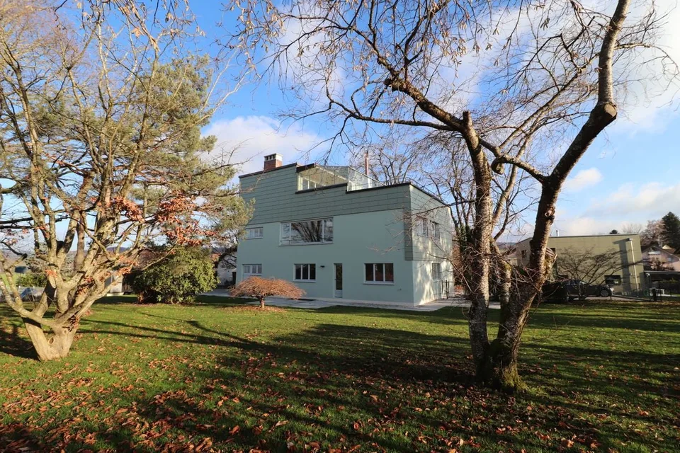 Aussergewöhnlich! 9 Minuten von Echallens entfernt, in einer Architektenvilla aus dem Jahr 1930, grosse Luxuswohnung mit 6,5 Zimmern, komplett renoviert im Jahr 2025, grosser Garten, sehr ruhige Gegend.