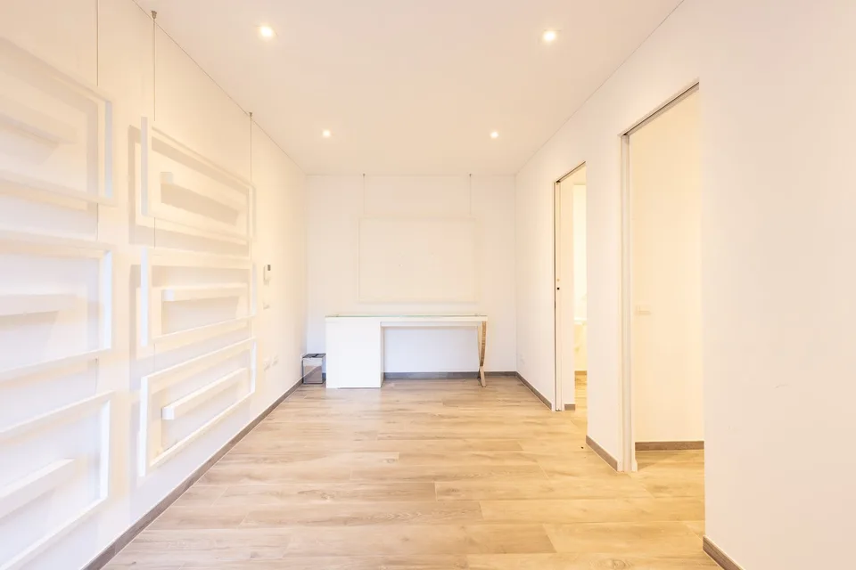 Moderne Villa mit Pool und großem Grundstück 1000 m² – Foto 12 von 16