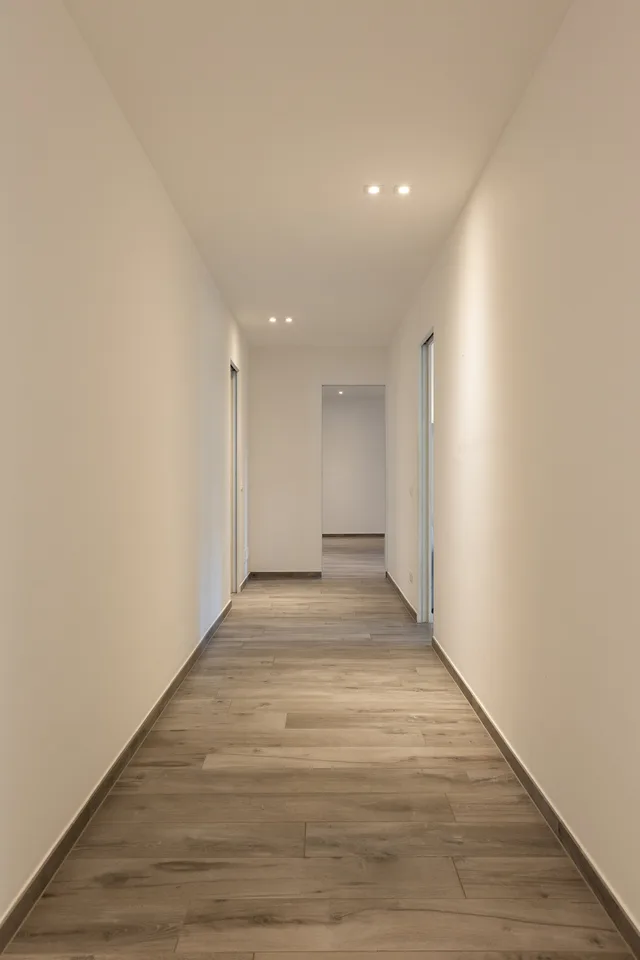 Moderne Villa mit Pool und großem Grundstück 1000 m² – Foto 13 von 16