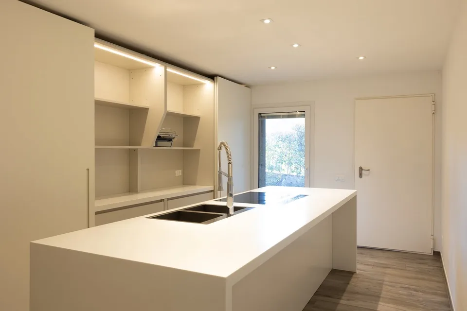 Moderne Villa mit Pool und großem Grundstück 1000 m² – Foto 15 von 16