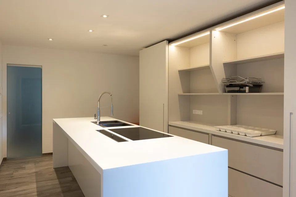 Moderne Villa mit Pool und großem Grundstück 1000 m² – Foto 14 von 16