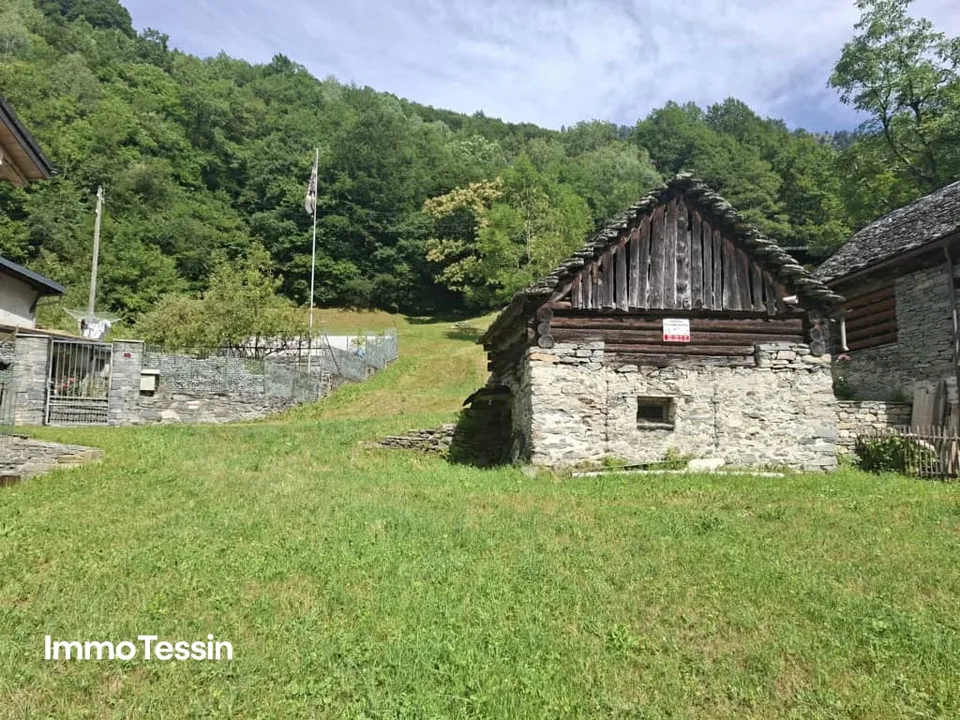 Ritiro nella valle di Maggia, rustico con 3000 m² di terra in una posizione tranquilla circondata da una natura mozzafiato – foto 7 di 13