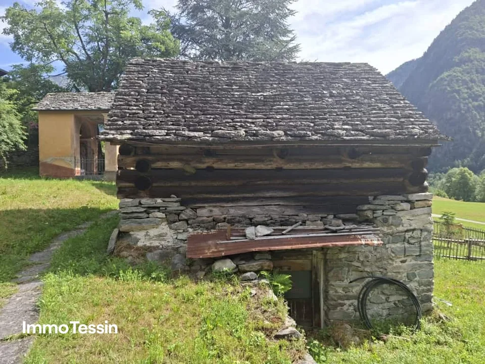Ritiro nella valle di Maggia, rustico con 3000 m² di terra in una posizione tranquilla circondata da una natura mozzafiato – foto 8 di 13