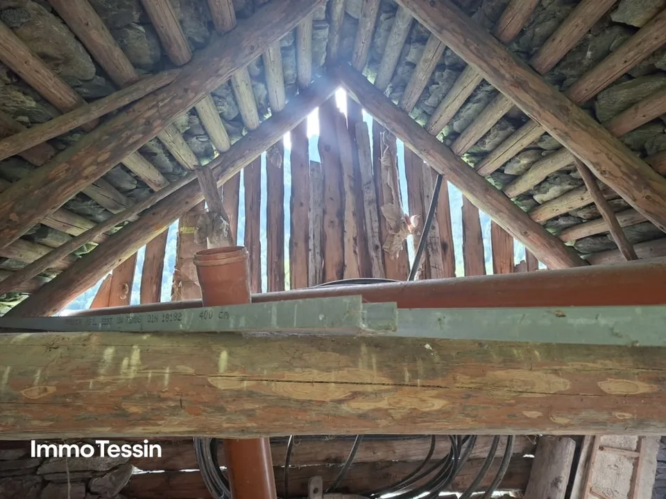 Ritiro nella valle di Maggia, rustico con 3000 m² di terra in una posizione tranquilla circondata da una natura mozzafiato – foto 12 di 13