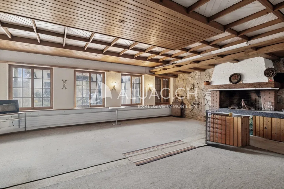 HAUS MIT 2 LOFTS ZUR RENOVATION