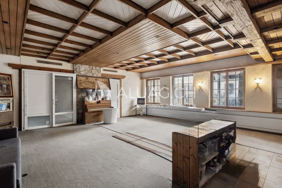 HAUS MIT 2 LOFTS ZUR RENOVATION