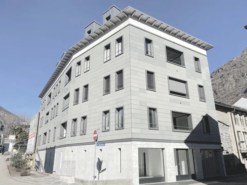 ESCLUSIVO ATTICO DI 3,5 LOCALI IN POSIZIONE CENTRALE- MÖGLICH ALS ZWEITWOHNSITZ