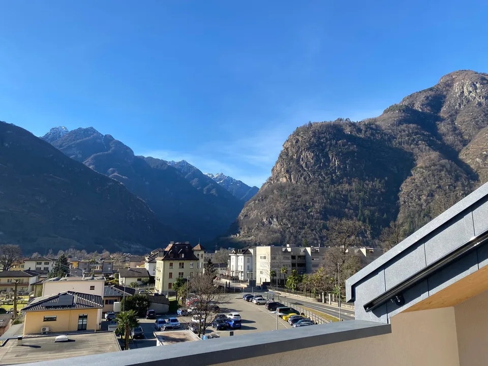 ESCLUSIVO ATTICO DI 3,5 LOCALI IN POSIZIONE CENTRALE- MÖGLICH ALS ZWEITWOHNSITZ