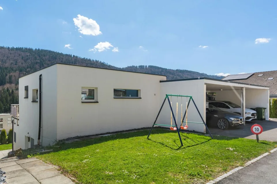 St-Imier, prächtige 5.5-Zimmer-Villa mit Garten und Carport