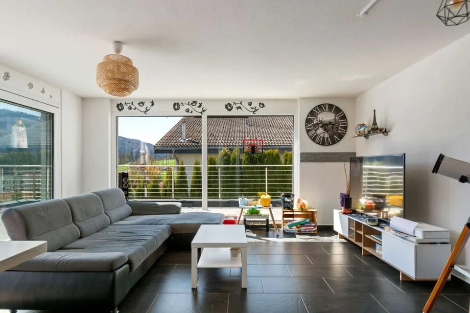 St-Imier, prächtige 5.5-Zimmer-Villa mit Garten und Carport