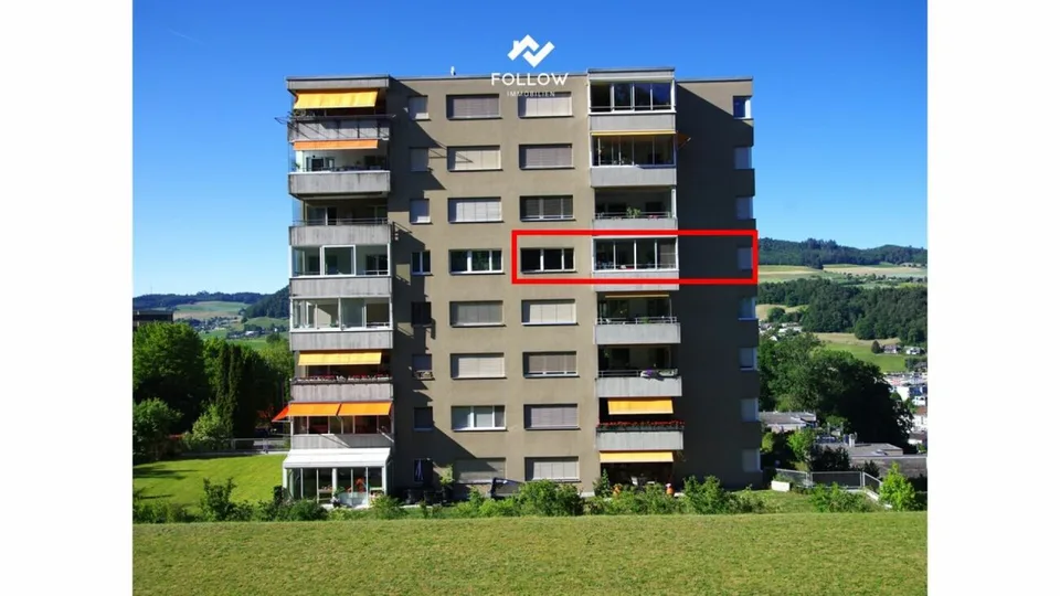 Grosse und familienfreundliche 3,5 Zimmer Eigentumswohnung mit Balkon und Einstellhallenplatz