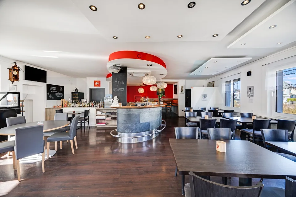 Etablissement gastronomique spacieux avec terrasse, salle d'événements et chambres d'hôtes