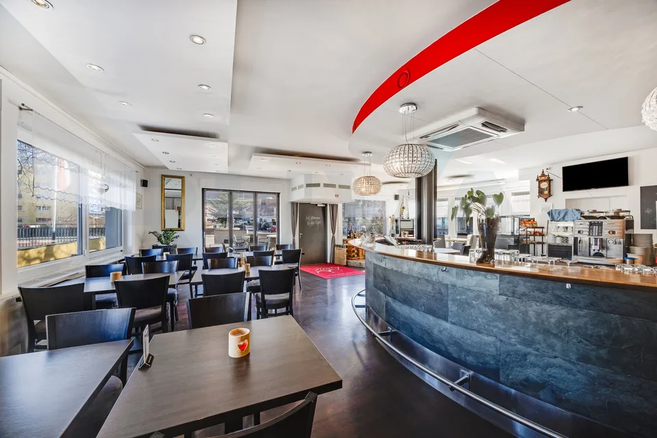 Etablissement gastronomique spacieux avec terrasse, salle d'événements et chambres d'hôtes