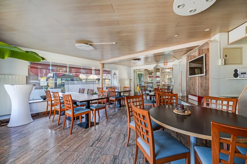 Etablissement gastronomique spacieux avec terrasse, salle d'événements et chambres d'hôtes