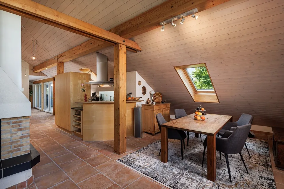 Grosszügige 6.5 Zimmer-Dachwohnung an bester Lage