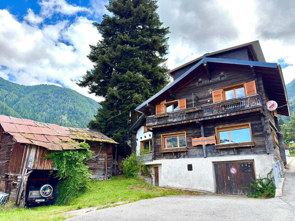 Haus im Dorfstil mit Potential, bestehend aus Café-Restaurant, Doppelapartment, Halle und Scheunen