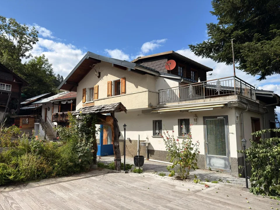 Haus im Dorfstil mit Potential, bestehend aus Café-Restaurant, Doppelapartment, Halle und Scheunen