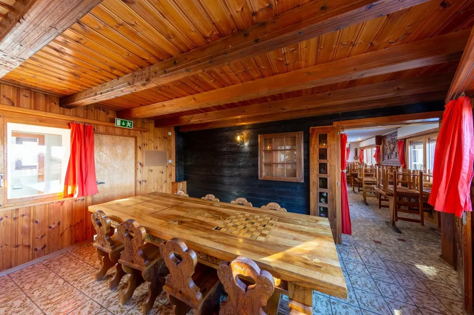 Haus im Dorfstil mit Potential, bestehend aus Café-Restaurant, Doppelapartment, Halle und Scheunen