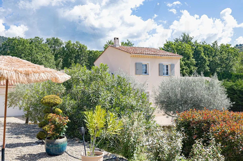Eine außergewöhnliche Immobilie in Saint-Saturnin-Lès-Apt – Foto 13 von 13