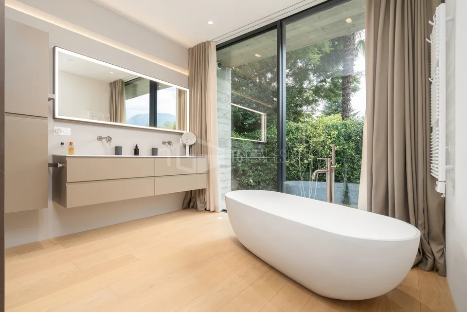 Elegante moderne Villa im Grünen