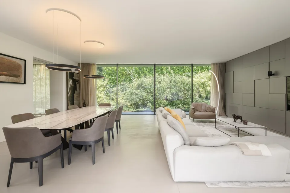 ELEGANTE VILLA MODERNA IMMERSA NEL VERDE