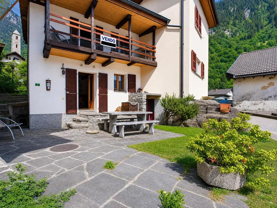 Elegante 2.5 locali row-house con balcone, Blenio