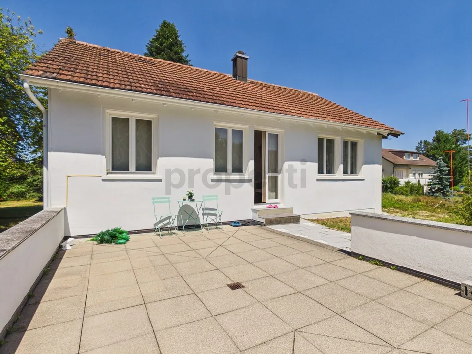 Grosses Grundstück, moderne Küche und eigene Garage in Bahnhofsnähe