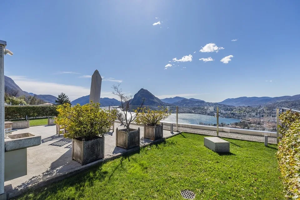 Spazioso appartamento con finiture di pregio ed imprendibile vista panoramica sul lago e le montagne