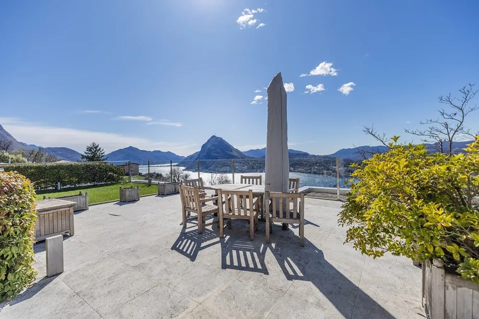 Spazioso appartamento con finiture di pregio ed imprendibile vista panoramica sul lago e le montagne