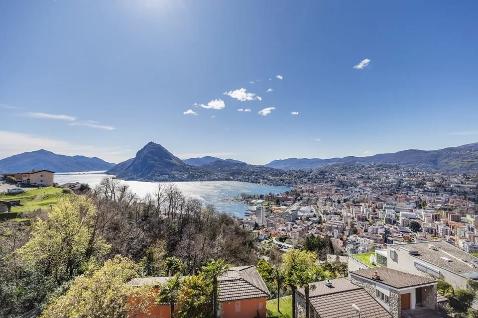 Spazioso appartamento con finiture di pregio ed imprendibile vista panoramica sul lago e le montagne