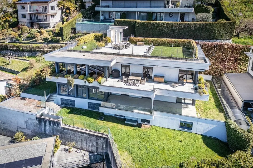 Spazioso appartamento con finiture di pregio ed imprendibile vista panoramica sul lago e le montagne