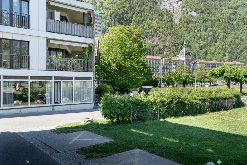VIELSEITIGE 5-ZIMMER-EINHEIT AN TOPLAGE IN INTERLAKEN – WOHNEN ODER ARBEITEN MIT STIL