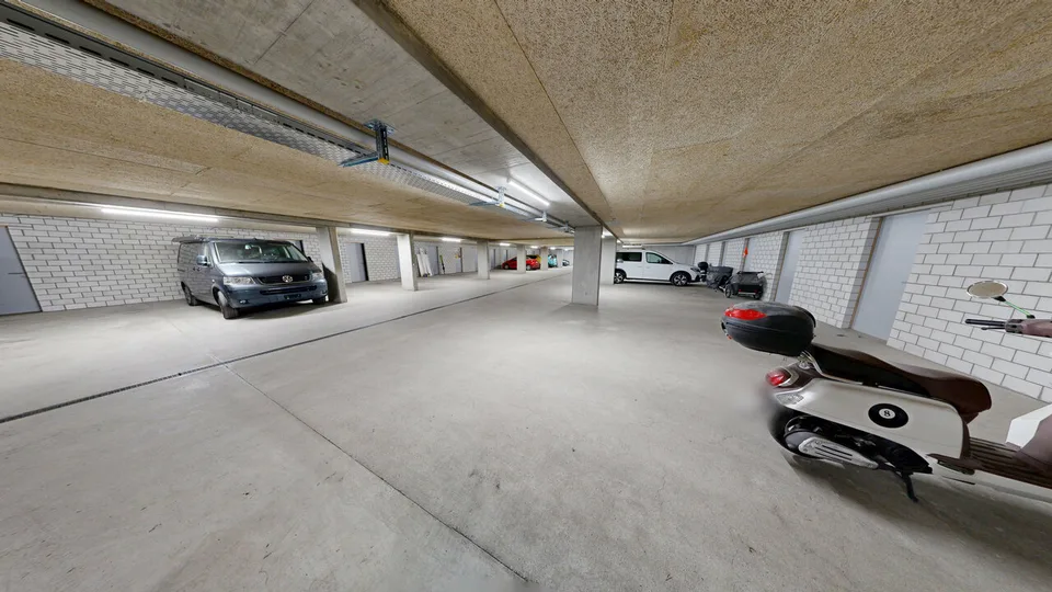 Tiefgaragen-Parkplatz mit Abstellraum