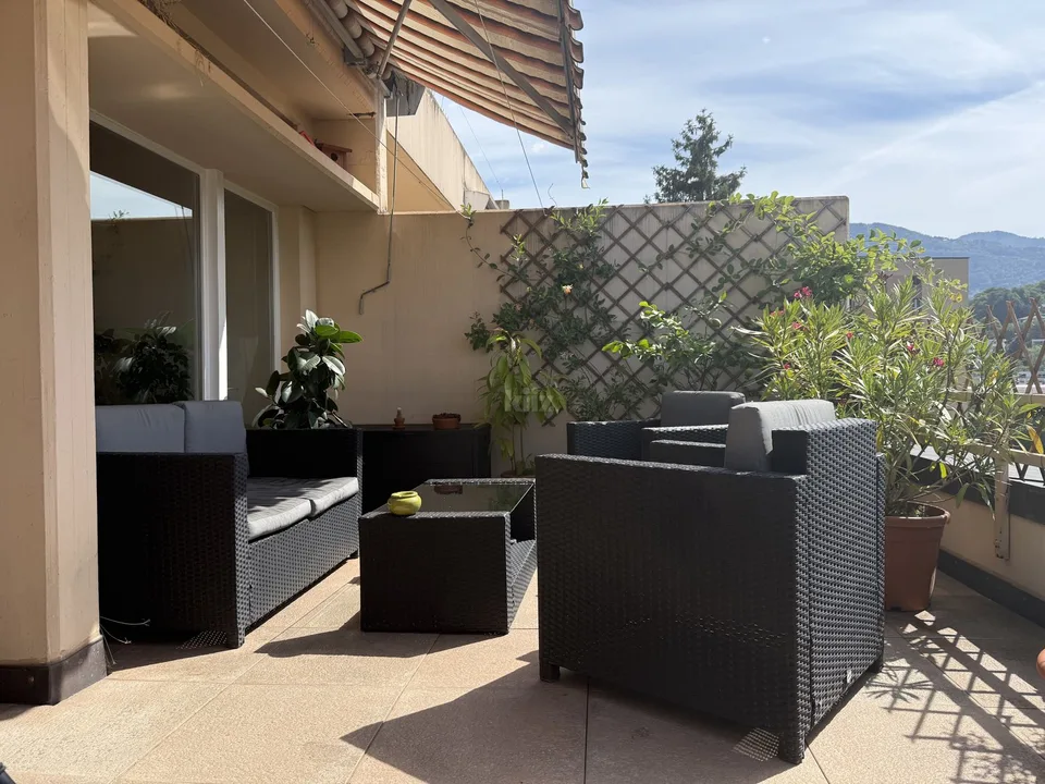 Charmantes Studio mit großer Terrasse und freier Sicht – Foto 10 von 13