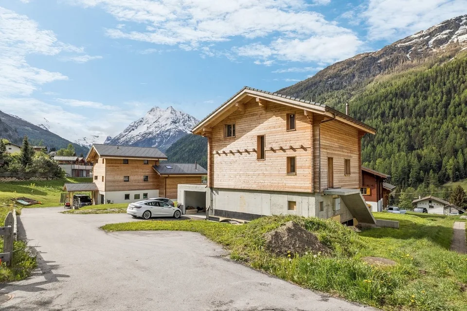Élégant chalet en construction avec finitions sur mesure à Evolène
