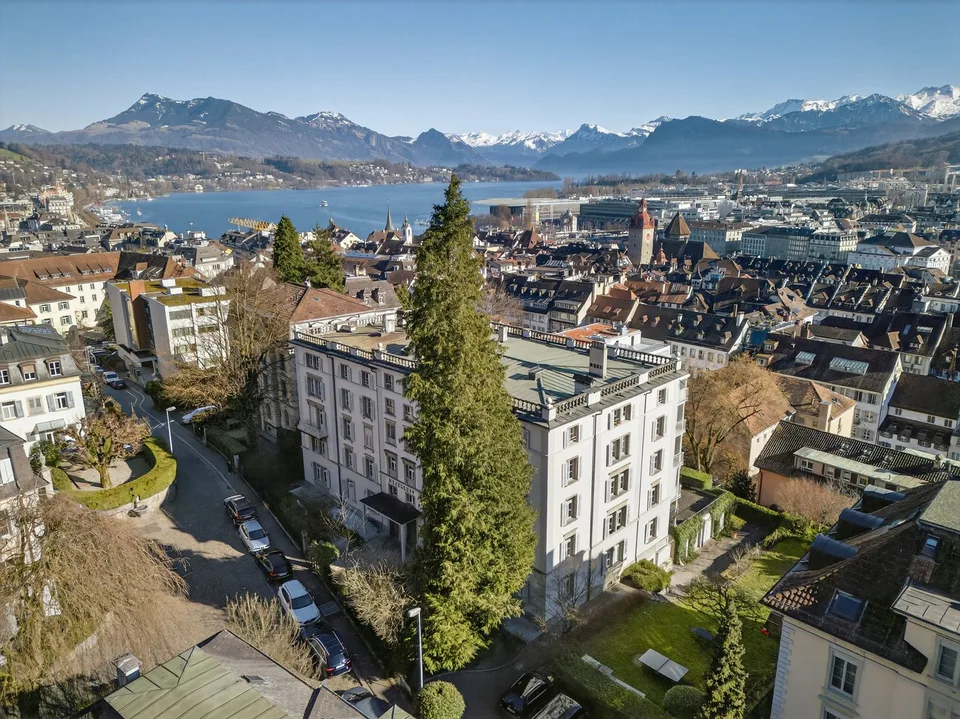 Wohnen über den Dächern Luzerns: Grosszügige 7 Zimmer Altstadtwohnung