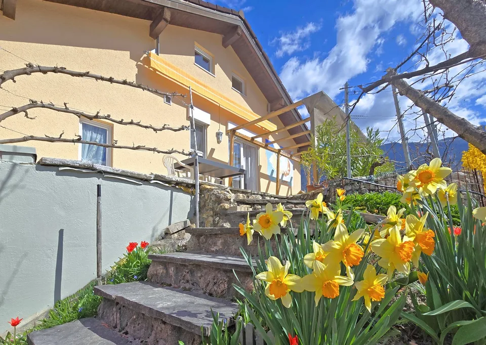 Doppelgarage und großes ausbaufähiges Gebäude