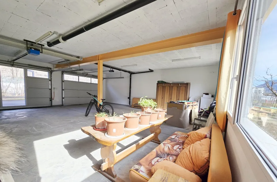 Doppelgarage und großes ausbaufähiges Gebäude