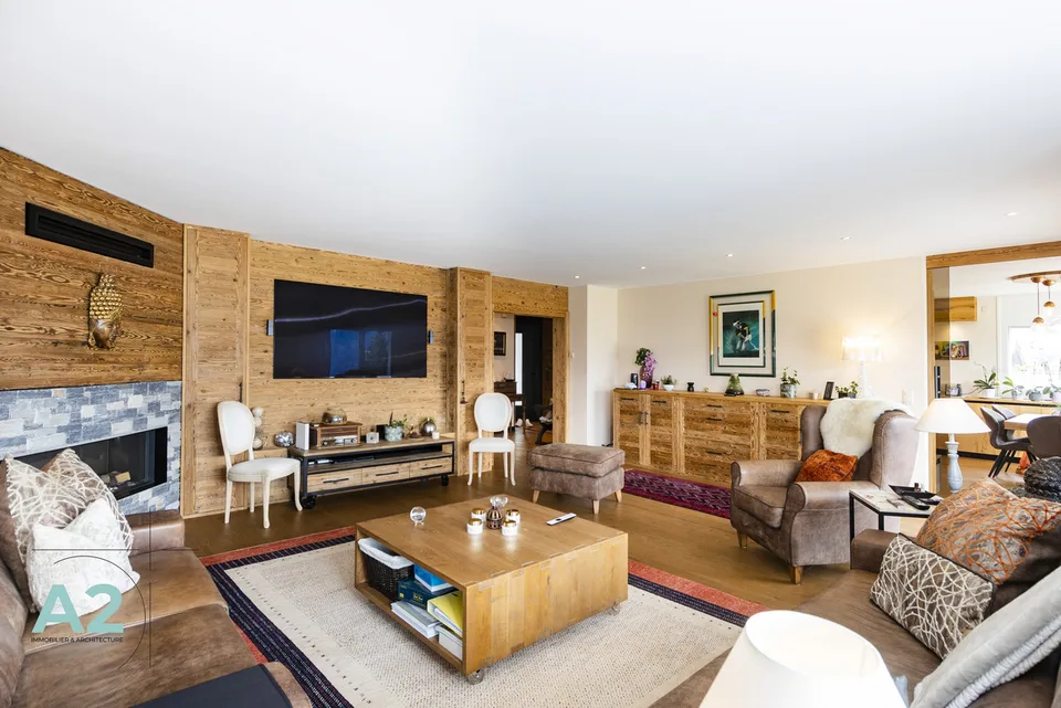Chalet von hohem Standard mit 9 Zimmern, Außenpool und Jacuzzi